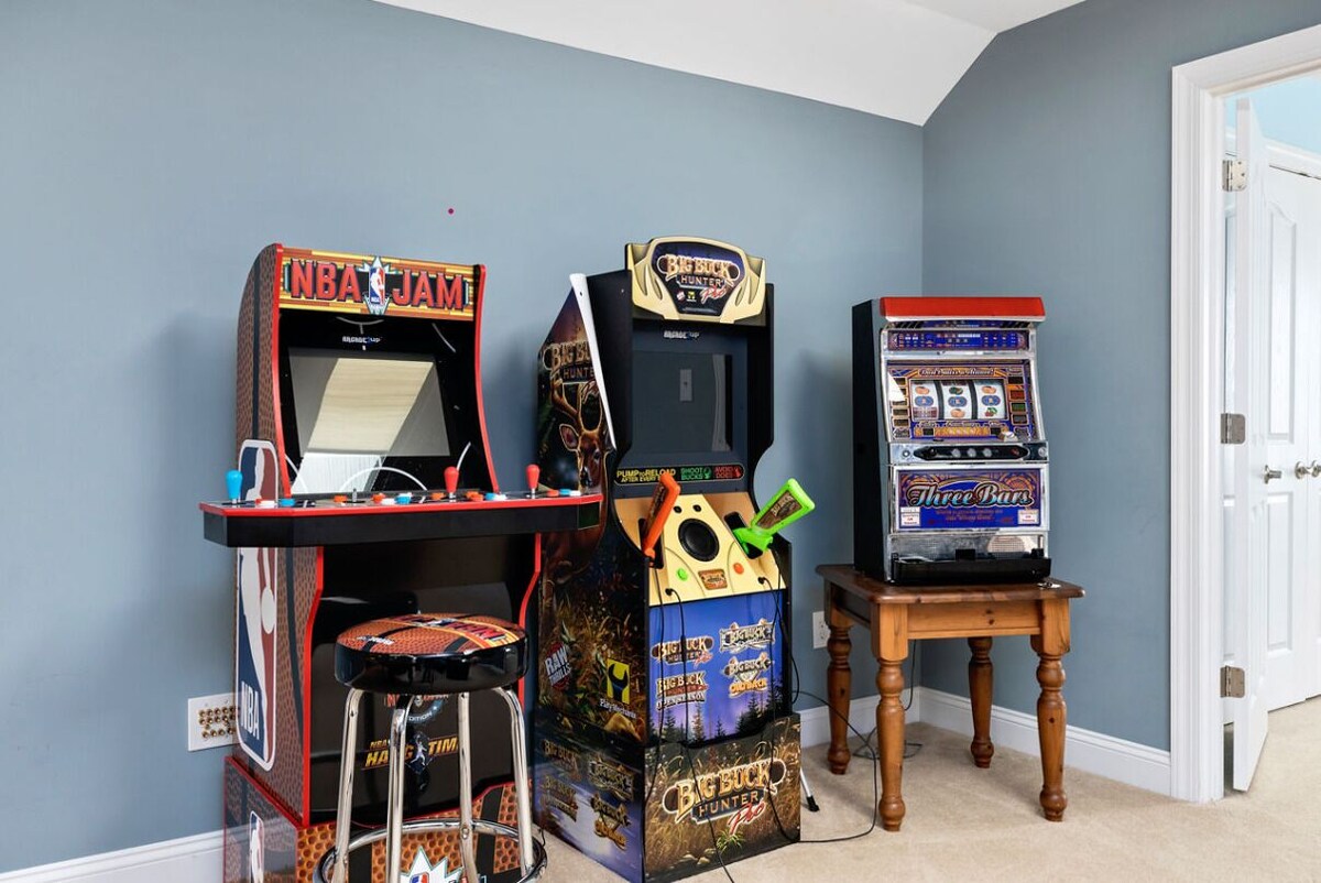 HotTub+PoolTable+GameRoom+MovieRoom+HikeTennisPool