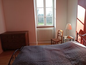 Chambre parentale vue sur la campagne