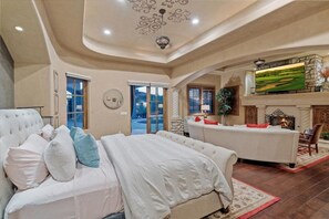 Master bedroom, king bed