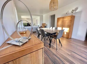 coin repas avec de beau meuble en teck