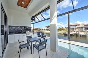 Outdoor kitchen with BBQ Grill