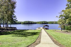 Beautiful lake views from both screen porch & lower deck porch.