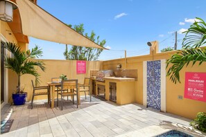 Cozy outdoor sitting area of the Apartment in Noord Aruba - Poo; Access - Amazing sitting - BBQ Grill - Refreshing Atmosphere