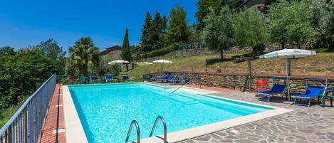 Water, Building, Furniture, Swimming Pool, Sky, Plant, Nature, Azure, Chair, Tree