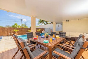 Cherished Conversations! Share laughter and heartwarming conversations around our outdoor dining set.