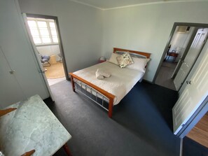 Bed 2 - Queen bed