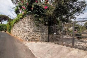 cancello di ingresso al viale privato