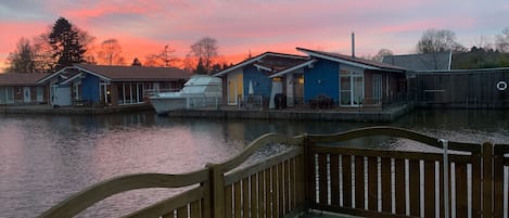 winterlicher Blick von der Wasserterrasse Ferienwohnung Seegang, Ferienhaus HafenGlück in Weener