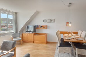 Wohnbereich mit TV und WLAN-Hotspot
