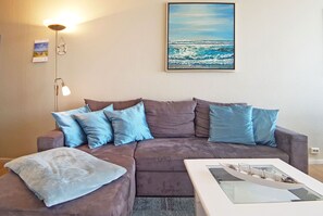 gemütliche Couch mit Wohnzimmertisch