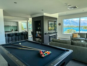 Lounge room with Pool table