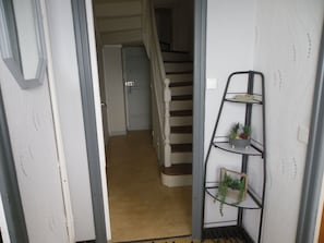 le couloir , l'escalier pour les chambres , la porte pour aller vers le jardin