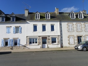 la façade avec des grandes fenêtres pour une vue imprenable