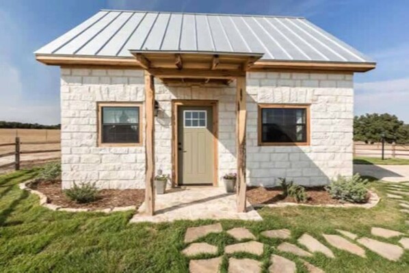 A beautiful cottage with a scenic ranch backdrop