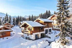 Stugans exteriör [vinter]