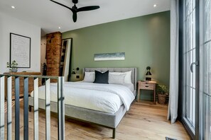 Principal bedroom with King Tempur-Pedic mattress and en-suite bathroom