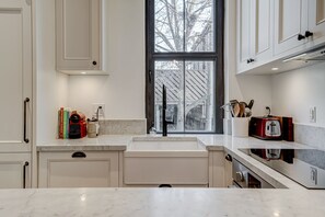Fully equipped kitchen with all the tools required to cook a delicious meal