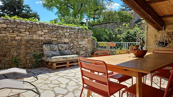 Terrasse spacieuse avec bains de soleil et canapé