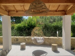 grande terrasse couverte ombragée avec plancha