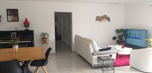 intérieur tout confort. spacieux et lumineux. climatisation toutes piÚces.