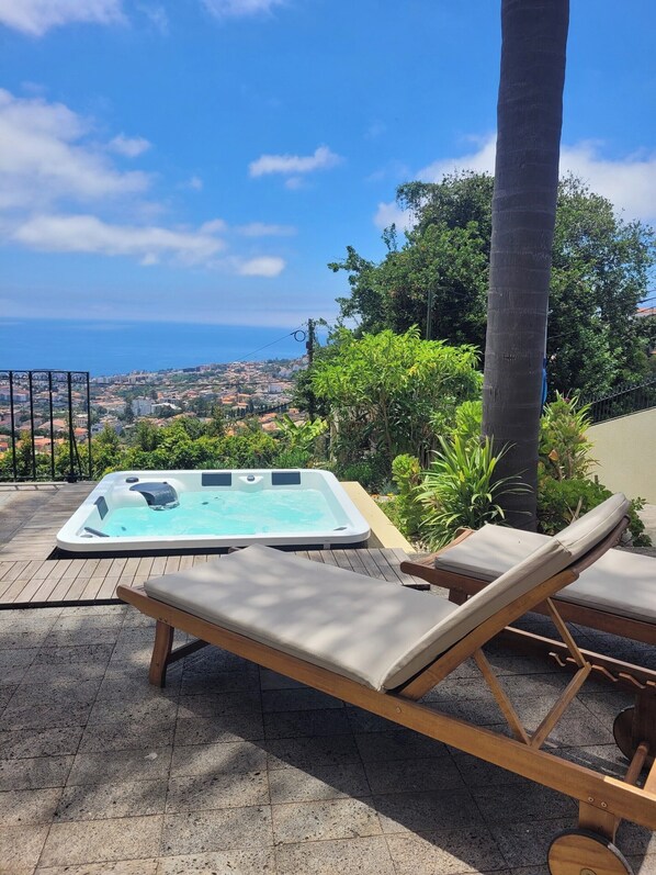 Outdoor spa tub