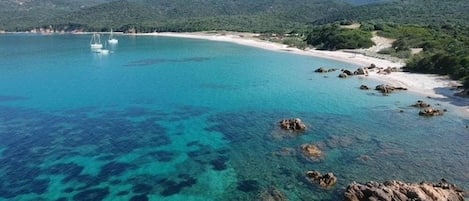 Magnifique plage de Cupabia avec parking gratuit, restaurant et paillote! 