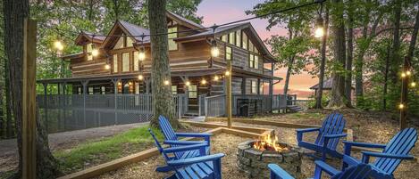 Amazing luxury cabin with views for days, fire pit-Please bring your own wood