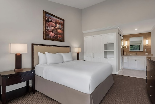 Unit with 1 Queen bed. Exact unit will be assigned upon arrival. Views, colors and decor may vary.