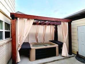 Outdoor spa tub