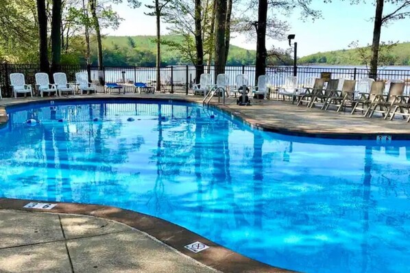 Plunge into relaxation at Private Big Boulder, where you can enjoy FREE access to the seasonal outdoor swimming pools.   Don't worry about chilly days as the pools are heated for your convenience.