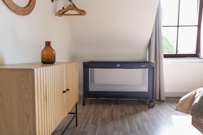 Lit bébé disponible sur demande (avec matelas, alèse et draps de fond)