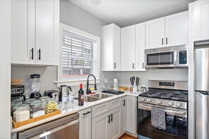 Fully equipped kitchen with high quality granite countertops.