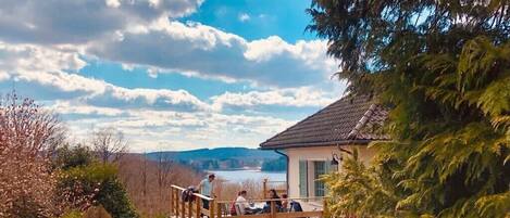 Terrasse avec jacuzzi et vue sur lac