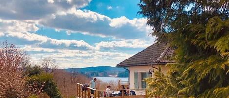 Terrasse avec jacuzzi et vue sur lac 