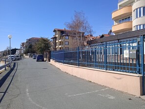 Sea to the left, house to the right.