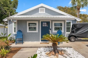 Cozy beach cottage 1 block from the beach