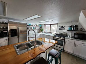 Newly remodeled, fully stocked kitchen. Please note that ceiling height is 6'5.
