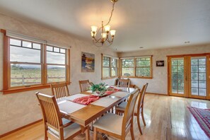 Dining Area | Dishware Provided | Mountain Views