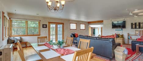 Montrose Vacation Rental | 2,800 Sq Ft | 4BR | 3BA | 3 Steps Required