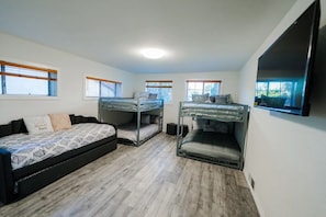 Bedroom with 2 bunkbeds and 1 day bed