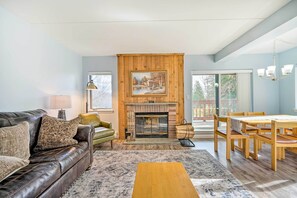 Living Room | Sleeper Sofa | Fireplace (Wood Provided) | Free WiFi