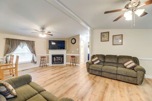 Living Room | Free WiFi | Central A/C | Smart TV