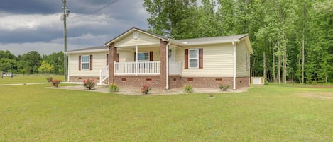 New Bern Vacation Rental | 3BR | 2BA | 1,344 Sq Ft | Stairs Required to Enter
