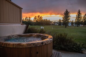 Stunning sunsets from the hot tub. Seats 4.