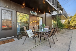 Lit patio with table & 6 chairs for nice outdoor dining.  Electric grill for your enjoyment!