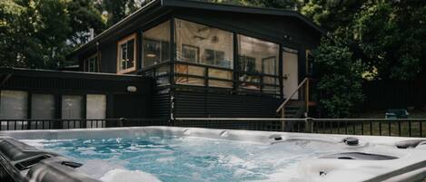 Outdoor spa tub