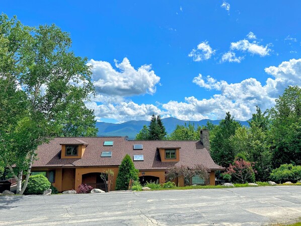 Stylishly renovated, this vacation home is just a short walk from the beginner ski trails at Bretton Woods