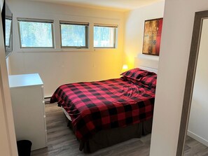 Master Bedroom with Queen