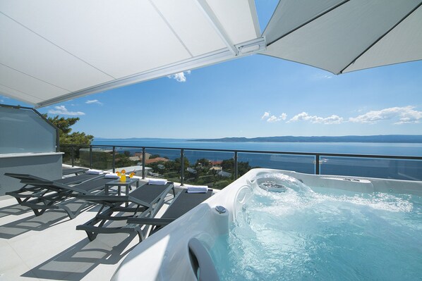 Outdoor spa tub