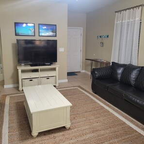 Entryway -Great place to put your beach/pool stuff. Dog leach, ect